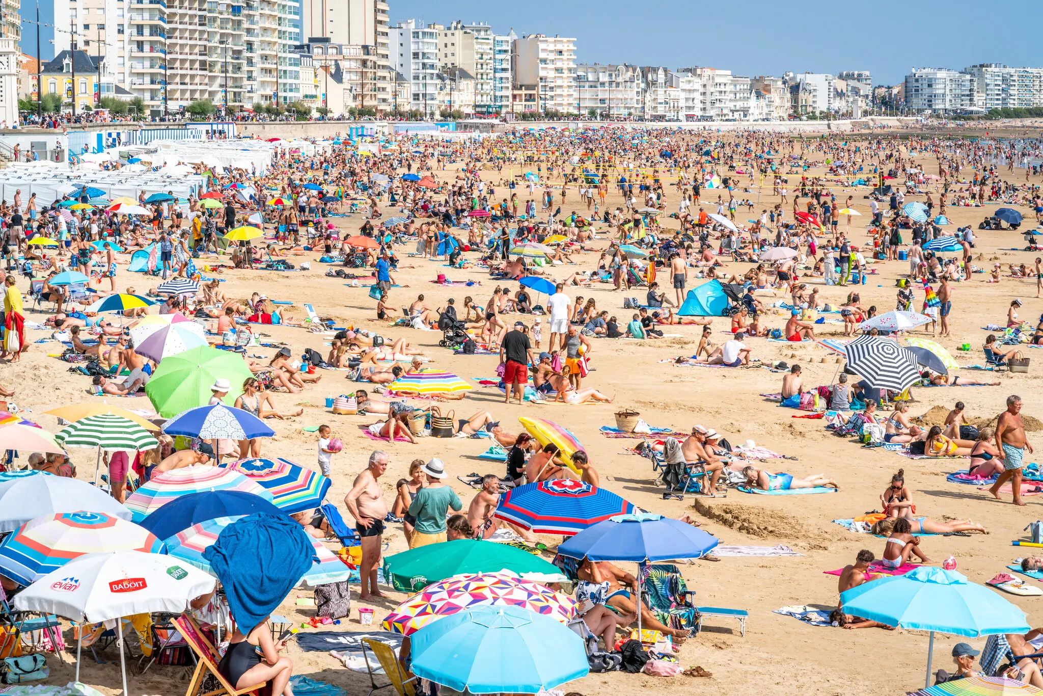 У французькому курорті закликають туристів не ходити в місті в купальниках